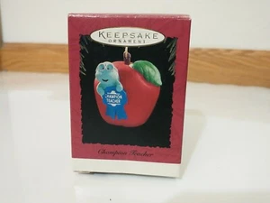 Hallmark Andenken Weihnachtsschmuck CHAMPION LEHRER Apfelwurm Schule Band  - Bild 1 von 9