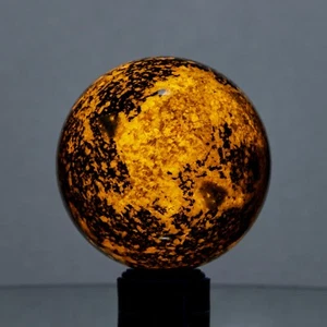 69 mm Hackmanita con esfera de roca fluorescente Arfvedsonita de Lovozero - Imagen 1 de 10