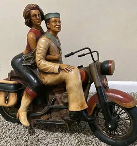 Großes Vintage Paar auf einem Harley Davidson Motorrad Resin Skulptur 21"x14,5" - Bild 1 von 13