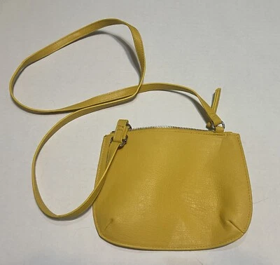 Cartera amarilla marca dividida H&M con correa para el hombro de 42 pulgadas tamaño 6x8 pulgadas Foto 1 de 4