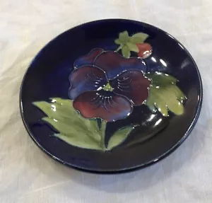 CERÁMICA MOORCROFT - Patrón de pensamiento de cobalto - Plato pequeño alfiler - Imagen 1 de 3