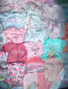 Bezauberndes Baby Mädchen Neu mit Etikett, 0-3, 3-6 Monate 125 + Teile Pyjamas Bodys Kleidung Paket - Bild 1 von 7