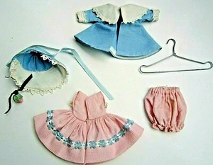 DE COLECCIÓN AÑOS 50 COLECCIONABLE MUÑECA VOGUE VESTIDO GOFRE CONJUNTO ABRIGO ROPA INTERIOR CAPÓ COLGADOR - Imagen 1 de 10