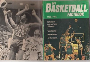 PRO BASKETBALL 1973-74 FACT BOOK-COPERTINE WILT & DR.J-VERSIONE VERDE - Foto 1 di 1
