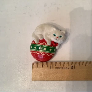 Fuzzy White cat brooch Red Ornament - Picture 1 of 5