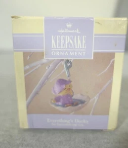 1992 Hallmark Keepsake ""Everything's Ducky"" Ornamento in miniatura primavera di Pasqua" - Foto 1 di 5