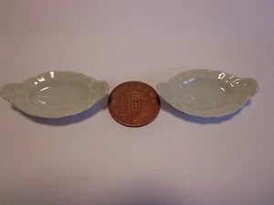 1:12 weiß 2 Keramik Teller Puppenstube Miniatur (P,O) - Bild 1 von 1