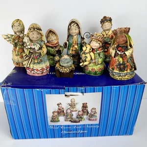 RARO Set Natività 9 Pezzi Resina "Legno Intagliato LOOK" Fede A Casa Stravagante 2006 - Foto 1 di 24