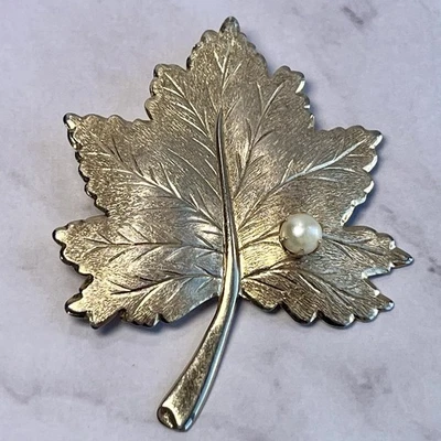 Broche de colección firmado Sarah Coventry hoja susurrante prendedor hoja de arce MCM Foto 1 de 4