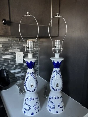 Abajur artesanal azul/branco emblema vintage garrafa de tequila Clase reaproveitado - Imagem 1 de 4