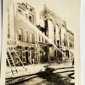 Vintage Schnappschuss Foto Gebäude in Flammen Held Feuerwehrmänner Coca Cola Schild - Bild 1 von 9