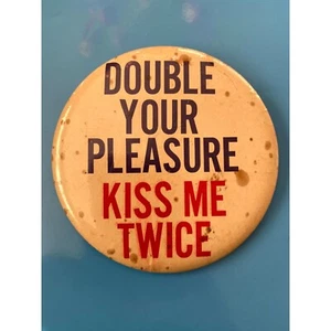 Vintage Double Your Pleasure Kiss Me Twice Metall Pinback Button Pin - Bild 1 von 4