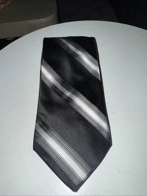 Corbata Valentino negra gris carbón seda rayas asimétricas Italia Foto 1 de 4