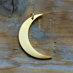 Ciondolo Sagoma Luna Mezzaluna Spazzolato Acciaio Inox Placcato Oro 24k Potter - Foto 1 di 1