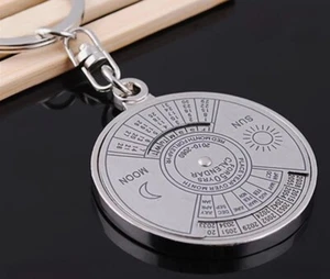 Metall Schlüsselanhänger Zubehör Antik 50 Jahre Ewiger Kalender Taschenkalender - Bild 1 von 4