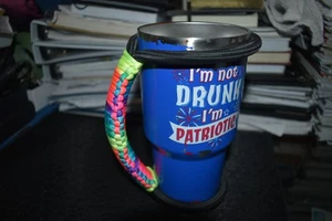 Bicchiere paracord estensibile 30/32/40 oz manico mimetico, adatto a tazze epossidiche (arcobaleno) - Foto 1 di 2