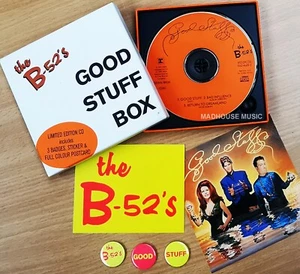 Die B-52's CD BOX Set Gutes Zeug Box + CD + 3x ABZEICHEN + Druck + Aufkleber VERSIEGELT! - Bild 1 von 10