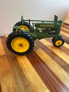 ERTL John Deere Model A Toy Tractor USA 1/16 Scale Diecast - Picture 1 of 5