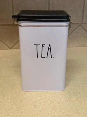 Rae Dunn 8" TEA Caja de Almacenamiento de Estaño con Abrazadera de Metal Tapa de Bloqueo Bote Blanco NUEVO Foto 1 de 4