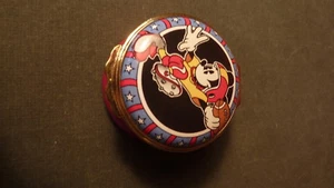 VINT 1997 ENGLISH HALCYON DAYS ENAMEL DISNEY BOX- MICKEY MOUSE PLAYING FOOTBALL - Picture 1 of 8