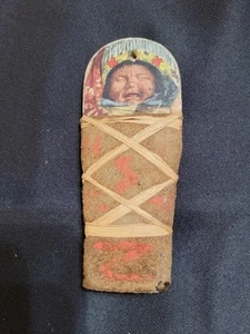 Bambola Papoose di carta nativi americani indiani vintage 1900 ~ souvenir postale - Foto 1 di 2