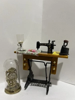Antigua máquina de coser con accesorios fijos reloj escala 12 hierro copa de vino Foto 1 de 4