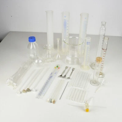 Konvolut Laborzubehör - Glas & Kunststoff - Kolben - Zylinder - Säulen - Lot - Bild 1 von 4