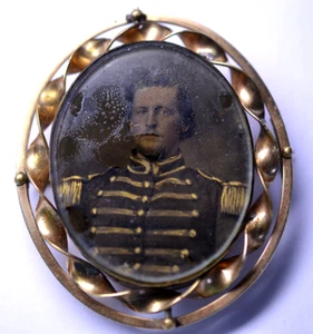 ANTIQUE RARE GOLD-FILLED FLIP PIN CARVED SCENIC CAMEO & PHOTO MILITARY UNIFORM - Picture 1 of 7