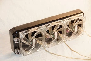 Flüssigkeitsgekühlter Gaming PC 16"x 5,5" Cooler Master Schwarz Radiator mit Lüfter - Bild 1 von 5