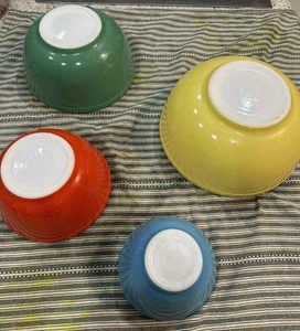 VINTAGE  PYREX MID CENTURY 4pc NESTING MIXING BOWLS PRIMARY COLORS GREAT USED CO - Picture 1 of 14