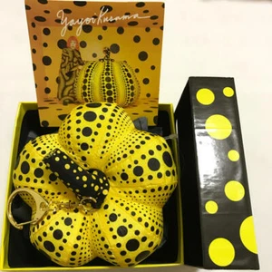 Neu Yayoi Kusama Ballon Maskottchen Kürbis Schlüsselanhänger - Bild 1 von 2