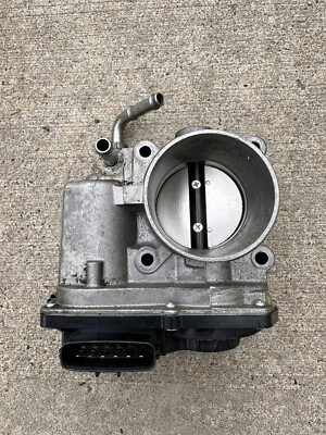 Nissan Versa 2014-2017 1,6 L carrocería del acelerador de inyección de combustible usado OEM 161193AN1D Foto 1 de 3