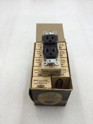 Leviton 5320 15 Amp 125 VAC Marrón Dúplex 3 Hilos U Tipo Conexión a Tierra Dúplex Foto 1 de 4
