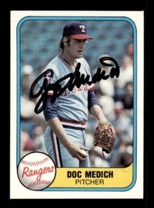 DOC MEDICH SIGNED 1981 FLEER #627 ON-CARD AUTO - TEXAS RANGERS