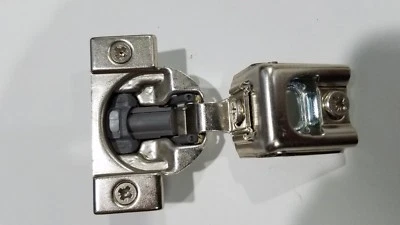 NOVA Dobradiça de Gabinete Blum 39C, Sobreposição 1-1/4", Blumotion de Fecho Macio, 39C355B.2 - Imagem 1 de 2