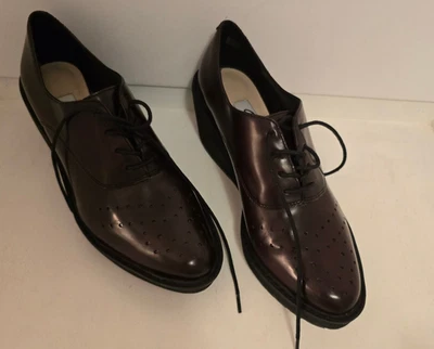 Clarks Game Oval, Brogue Lace, Leather Women's 8 M - Image 1 of 3