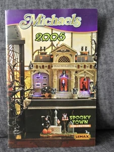2005 MICHAELS LEMAX SPOOKY TOWN HALLOWEEN VILLAGE COLLEZIONE CATALOGO LIBRO 54339M - Foto 1 di 1