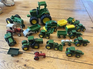 Konvolut John Deere Spielzeug Traktoren & Anbaugeräte von Ertl & Sonstiges - Bild 1 von 10