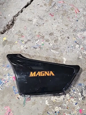 Carenado panel cubierta lateral izquierda Honda VF700 VF750 V45 Magna 83700-MB1-0100  Foto 1 de 4