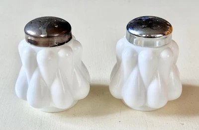 Salero y pimentero vintage Fenton lágrima abultada vidrio leche blanco Foto 1 de 4