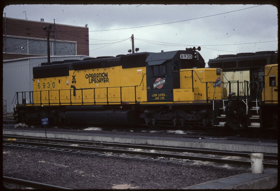 BH.B12.CNW338 Original Colour Slide CNW SD40-2 #6930 at Proviso, IL 1997 — 第 1/1 张图片
