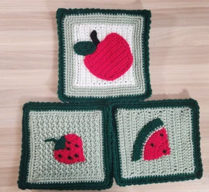 Juego De Colección/3 Porta Ollas Cuadradas Frutas Ganchillo Mano Almohadilla Caliente Tapete Remache 9" - Imagen 1 de 9