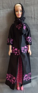 Barbie bambola Mattel 2010 vintage Medio Oriente firma araba abito Abaya personalizzato - Foto 1 di 14