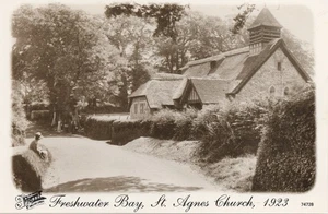 (cb21) Freshwater Bay Iglesia de Santa Inés 1923 repro - Postal de la Isla de Wight - Imagen 1 de 2