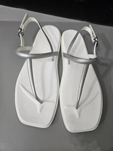 New Woman's Sandals Crocs Miami Thong Sandals Size 9 - Picture 1 of 5