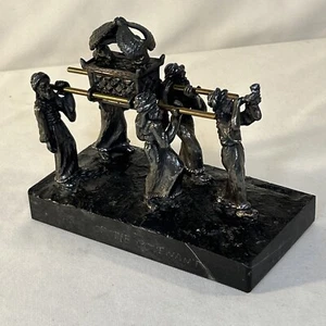 Table Jewish Figurine Ark of the Covenant W/ Carriers Jerusalem DAWAN #71/6000 - Picture 1 of 24