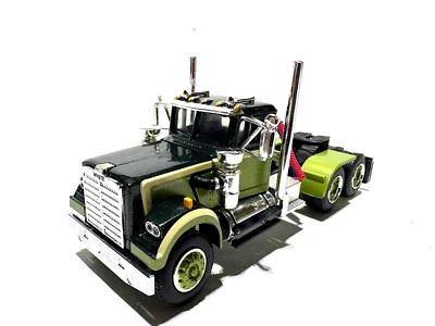 DCP / FIRST GEAR 1/64 SCALE WHITE WESTERN STAR 4900 DAY CAB GREEN - Image 1 of 4