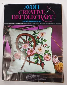 Kit de bordado Avon Creative Needlecraft Crewel rueda giratoria rosas silvestres almohada - Imagen 1 de 3