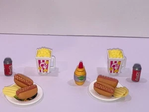 BARBIE ESSEN ZUBEHÖR - HOT DOGS, SENF, CHIPS, COKE, POPCORN UND TELLER #4 - Bild 1 von 3