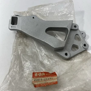 Suzuki GSXR 750 GSX-R750 1985-1987 BRACKET FOOTREST RH 43810-27A01 New - Picture 1 of 5